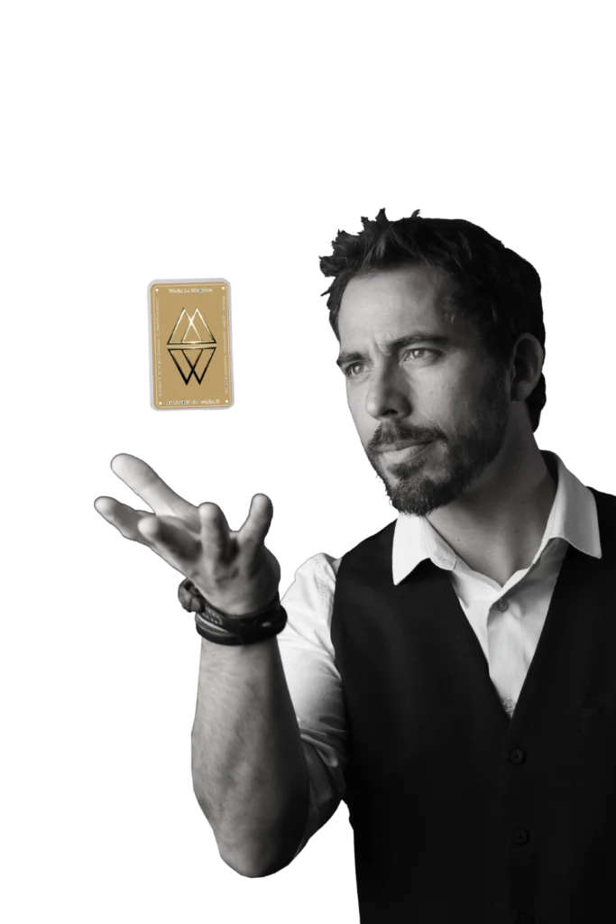 Magicien Wicka jetant une carte en or dans les airs