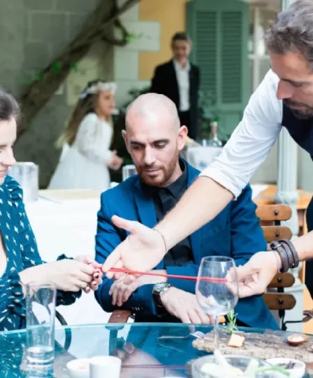 Magicien Wicka en prestation de close-up magie rapprochée