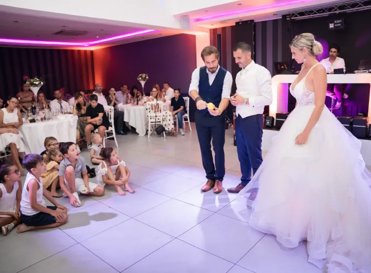 Wicka, magicien, partage un moment complice avec les invités d'un mariage