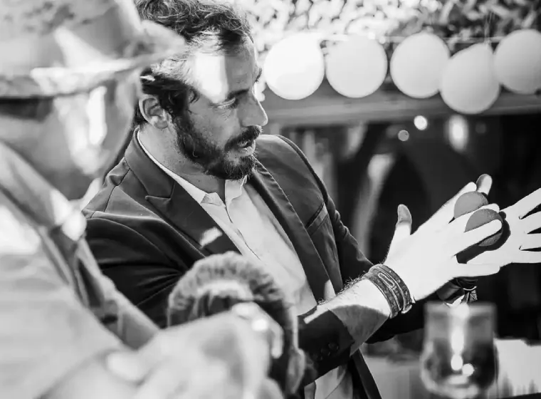 Wicka, magicien, partage un moment complice avec les invités d'une soirée privée