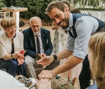 Close-up pendant un vin d'honneur de mariage