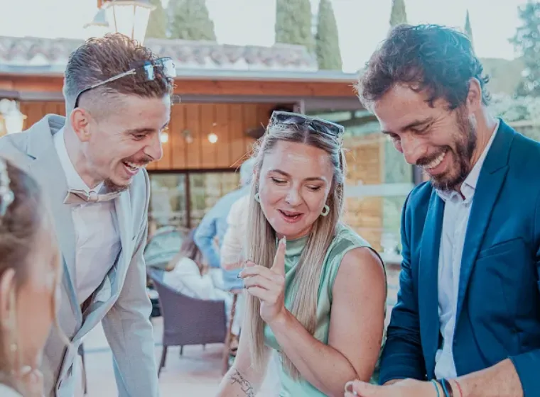 Wicka, magicien, partage un moment complice avec les invités d'un anniversaire