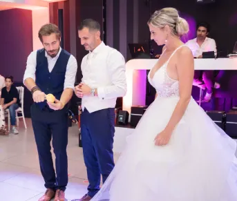 Spectacle de mentalisme devant les invités d'un mariage en soirée