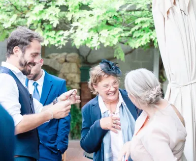 Close-up pendant un vin d'honneur de mariage