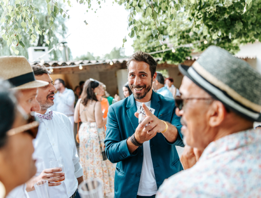 Wicka, magicien, partage un moment complice en close-up avec des invités