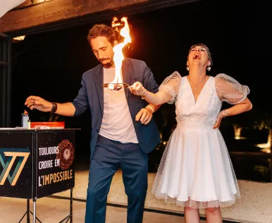 Spectacle de mentalisme devant les invités d'un mariage en soirée