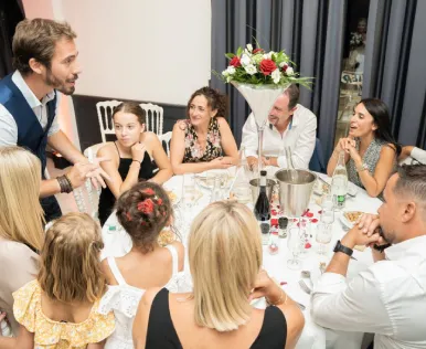 Magie de table pendant le repas d'un mariage