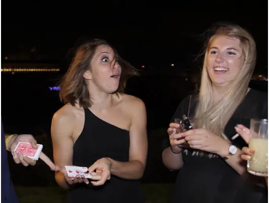 Magicien pendant un cocktail d'entreprise dans le Var
