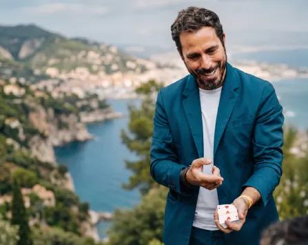 Wicka, magicien, échange avec un organisateur d'événement d'entreprise