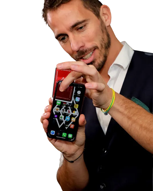 Wicka réalise un tour de magie digitale sur l'écran d'un smartphone