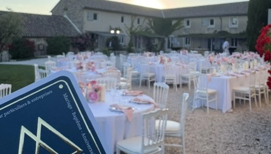 Magie de close-up pendant un mariage au Domaine du Prieuré Saint-Pierre, à Montjoyer dans la Drôme provençale