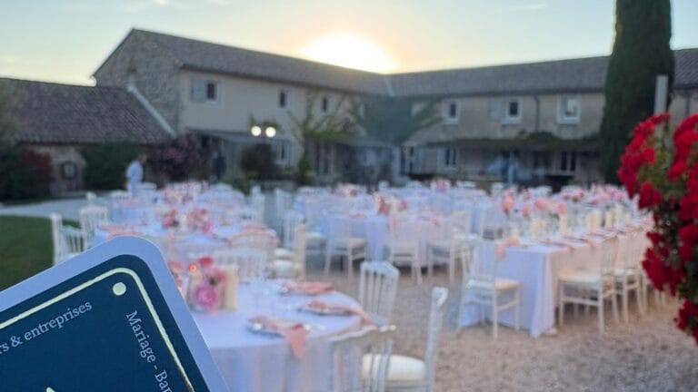 Magie de close-up pendant un mariage au Domaine du Prieuré Saint-Pierre, à Montjoyer dans la Drôme provençale