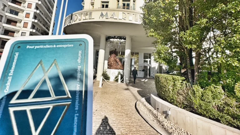 Wicka, magicien et mentaliste, devant l'entrée de l'hôtel Martinez sur la Croisette à Cannes
